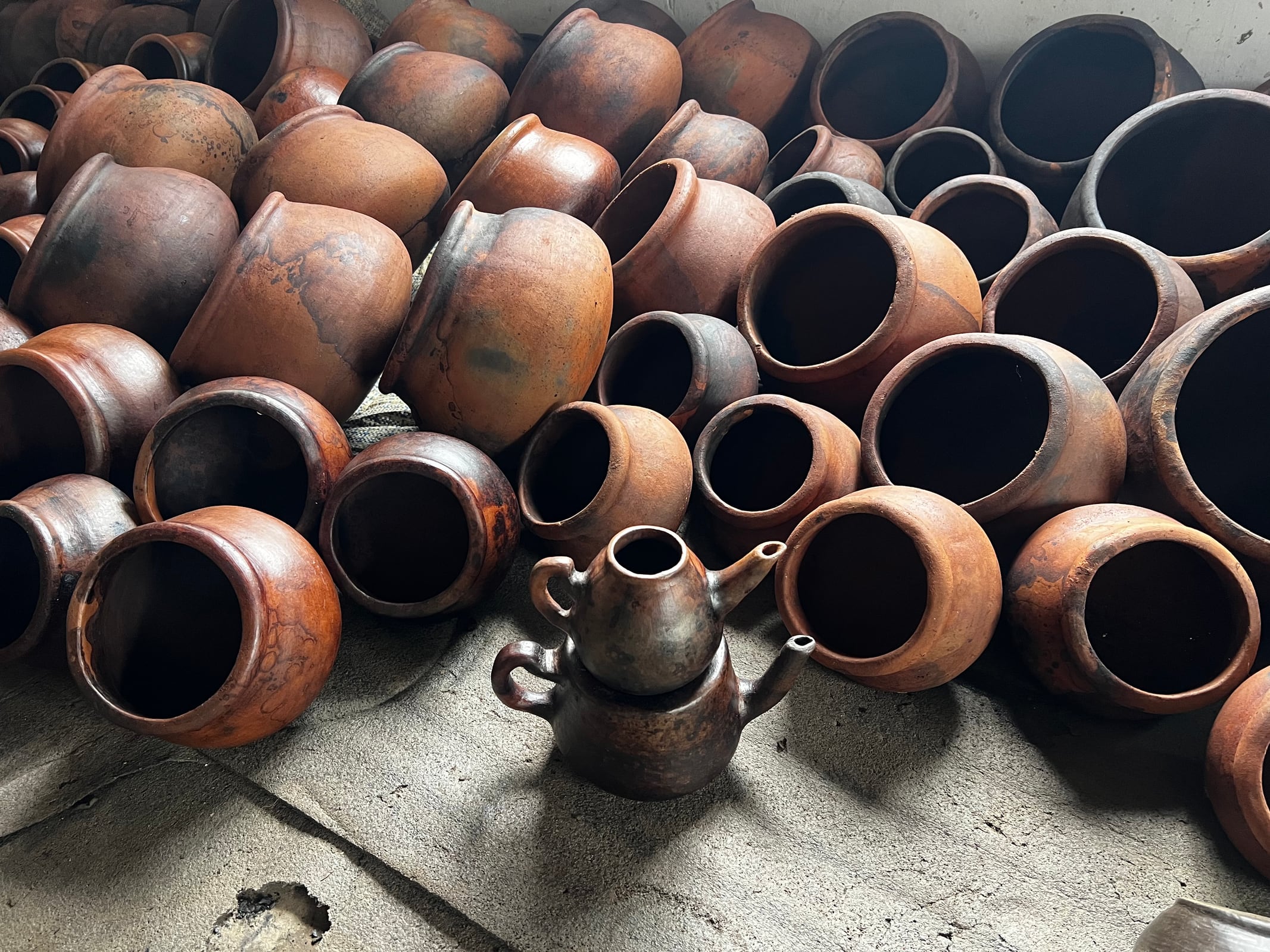 The production context makes quantity, repetition, and manual knowledge visible.