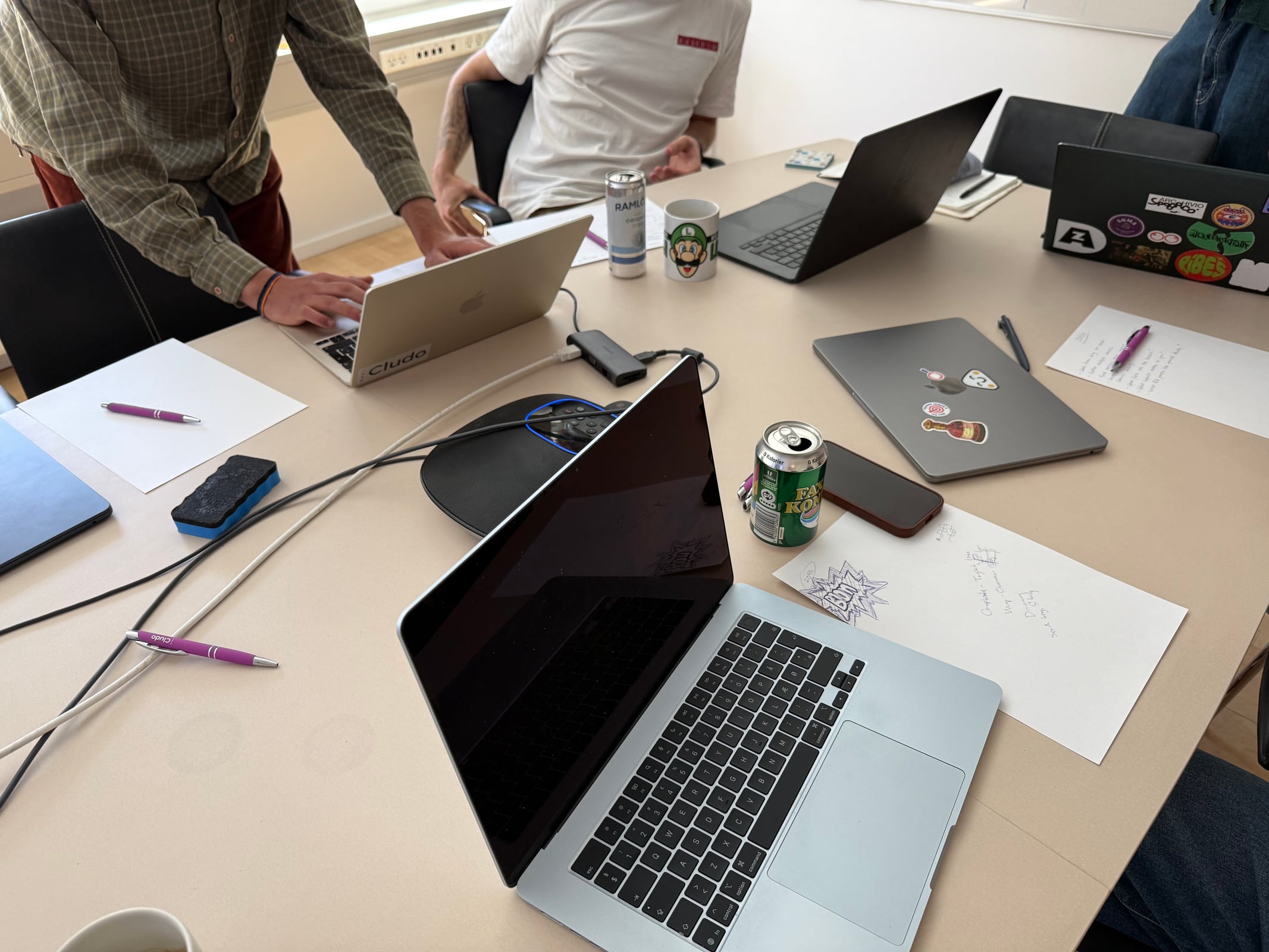The work moves between individual moments, table discussion, and collective synthesis.